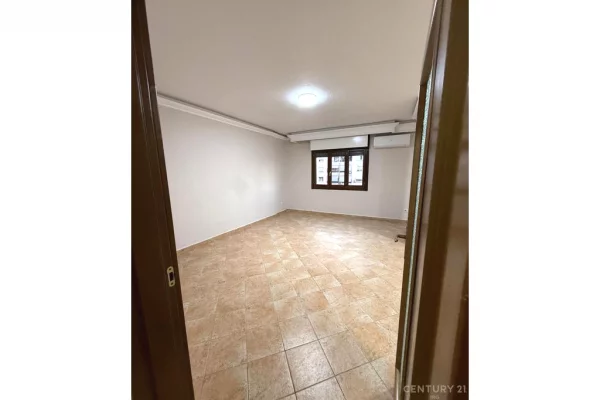 Zyre me qira tek Komuna e Parisit!