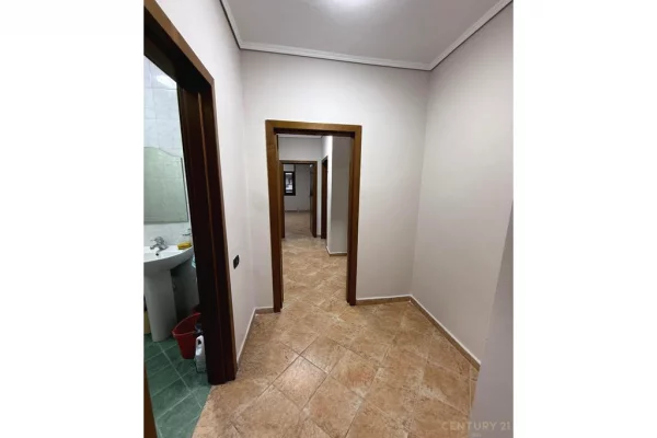 Zyre me qira tek Komuna e Parisit!