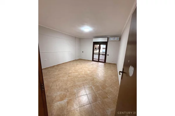 Zyre me qira tek Komuna e Parisit!