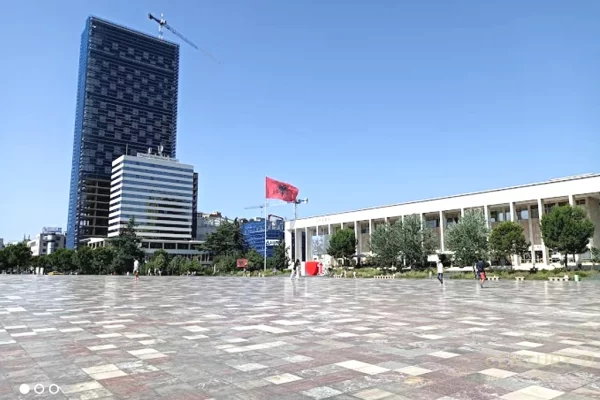 Ambient biznesi me qera 3+1 ne Tirane - 6,000 Euro