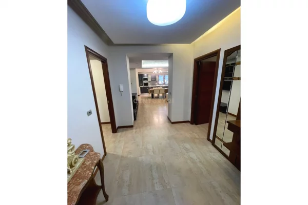 Shtepi me qera Apartament ne Tirane, 2+1, Mobilimi E mobiluar, Pagesa 900  Euro.