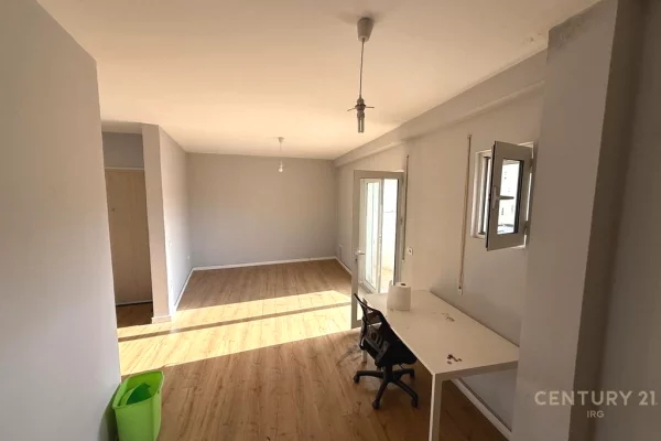 Shtepi ne shitje Apartament ne Tirane, 1+1, Mobilimi Bosh, pa mobiluar, Pagesa 170,000  Euro.