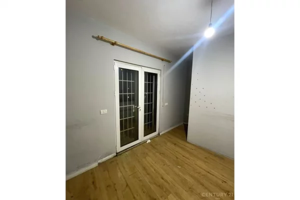 Shtepi ne shitje Apartament ne Tirane, 1+1, Mobilimi Bosh, pa mobiluar, Pagesa 170,000  Euro.