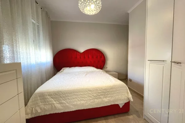 Shtepi ne shitje Apartament ne Tirane, 2+1, Mobilimi E mobiluar, Pagesa 165,000  Euro.