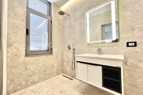 Shtepi me qera Apartament ne Tirane, 3+1, Mobilimi E mobiluar, Pagesa 1,300  Euro.