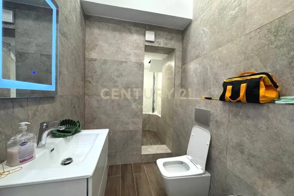 Ambiente Commerciale in Affitto 1+1 a Tirana - 800 Euro