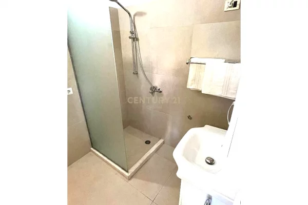 Hotel me 12 Dhoma dhe Ambient Bar-Restorant, ne rrugen kryesore Laprake