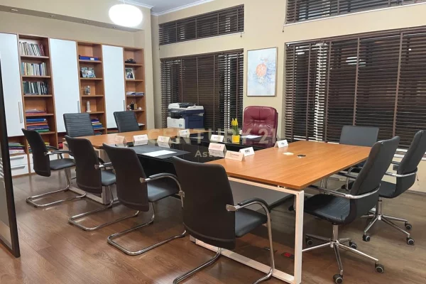 Ambient biznesi me qera 3+1 ne Tirane - 1,500 Euro