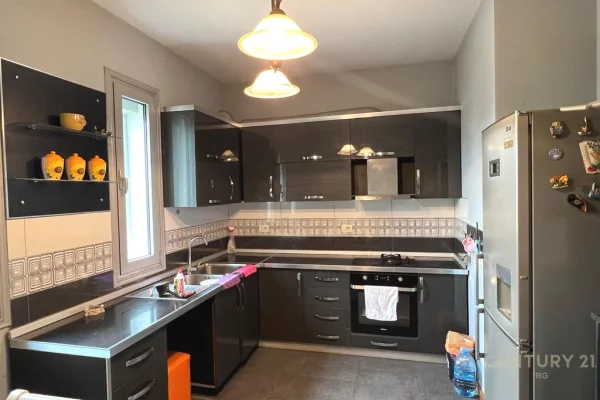 Shtepi me qera 5+1 ne Tirane - 1,000 Euro