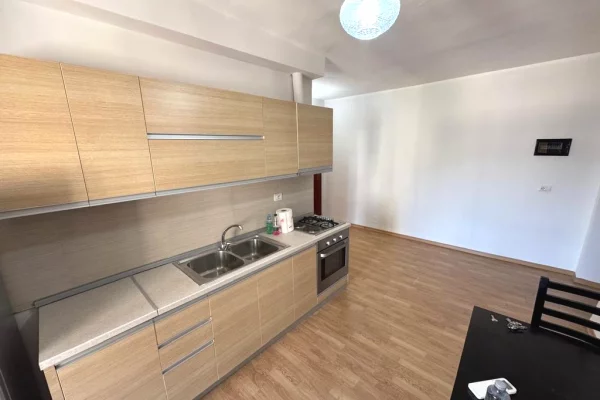Shtepi ne shitje Apartament ne Vlore, 1+1, Mobilimi E mobiluar, Pagesa 86,000  Euro.