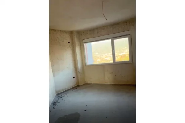 Shtepi ne shitje Apartament ne Tirane, 3+1, Mobilimi Bosh, pa mobiluar, Pagesa 193,000  Euro.
