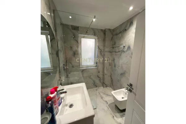 Shtepi me qera Apartament ne Tirane, 2+1, Mobilimi E mobiluar, Pagesa 1,200  Euro.