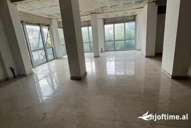 Ambient biznesi me qera 3+1 ne Tirane - 2,000 Euro