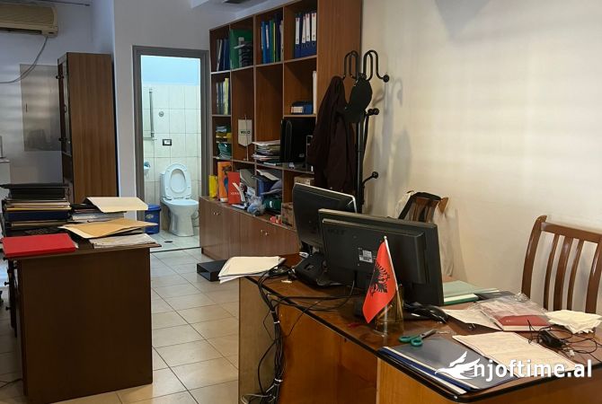 Ambient biznesi me qera 3+1 ne Tirane - 30,000 Leke