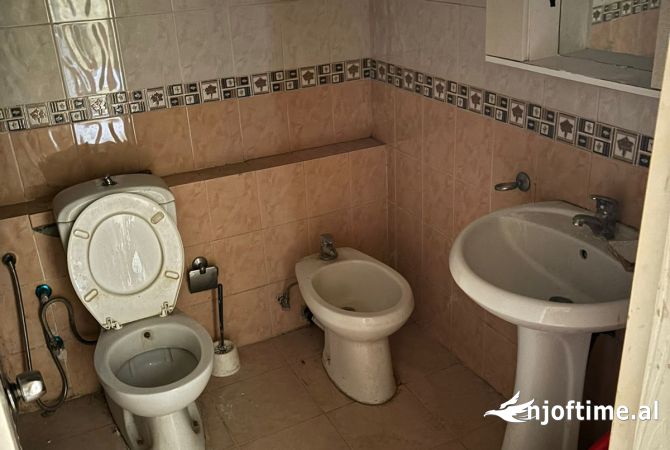 Shtepi ne shitje Apartament ne Tirane, 2+1, Mobilimi E mobiluar, Pagesa 135,000  Euro.