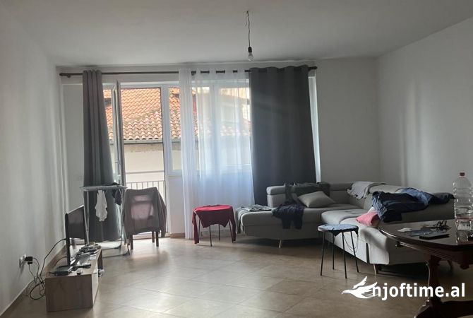 Ambient biznesi me qera 2+1 ne Tirane - 110,000 Leke