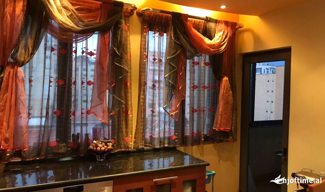 Shtepi me qera Apartament ne Tirane, 3+1, Mobilimi E mobiluar, Pagesa 650  Euro.