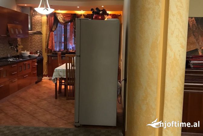 Shtepi me qera Apartament ne Tirane, 3+1, Mobilimi E mobiluar, Pagesa 650  Euro.