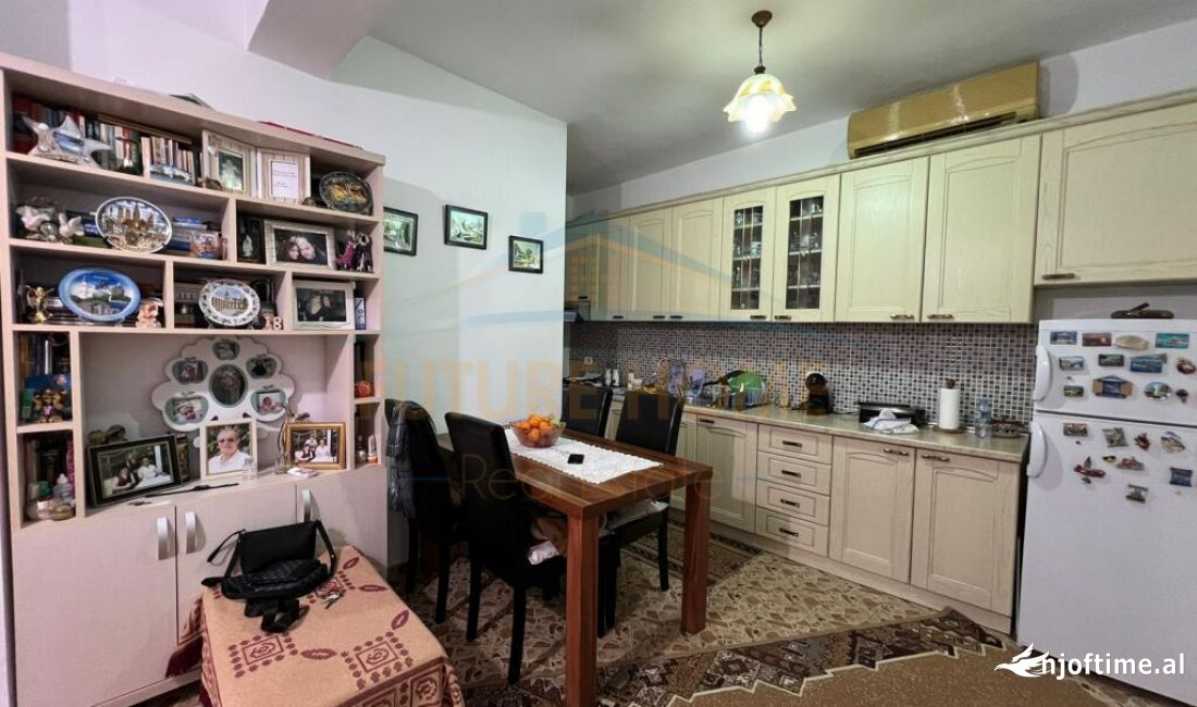 Shtepi ne shitje Apartament ne Tirane, 2+1, Mobilimi E mobiluar, Pagesa 115,000  Euro.