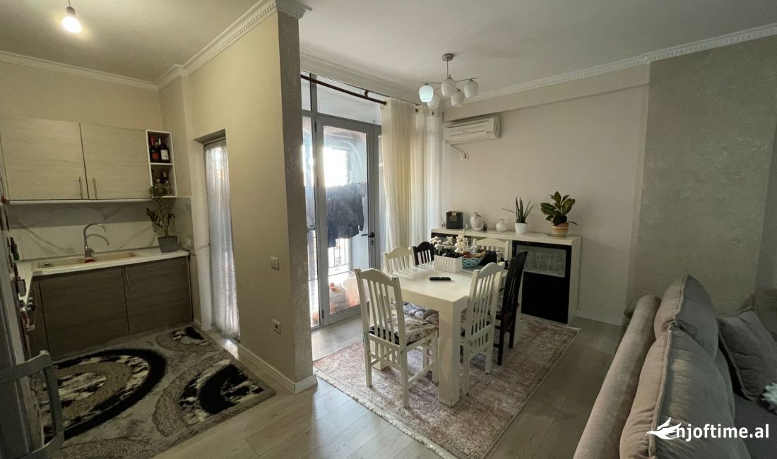 Shtepi ne shitje Apartament ne Tirane, 2+1, Mobilimi E mobiluar, Pagesa 137,000  Euro.