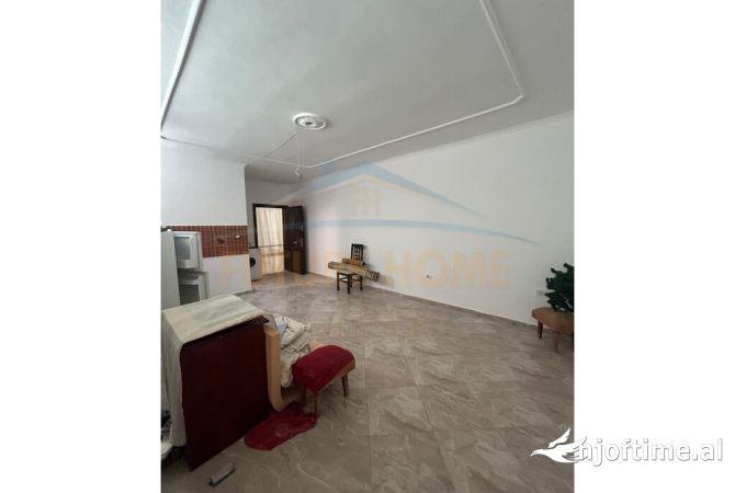 Shtepi ne shitje Apartament ne Tirane, Garsoniere, Mobilimi Bosh, pa mobiluar, Pagesa 34,000  Euro.