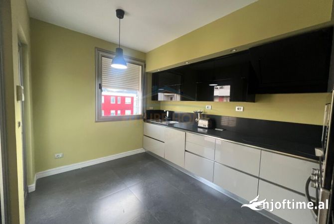 Shtepi me qera Apartament ne Tirane, 3+1, Mobilimi Pjeserisht e mobiluar, Pagesa 2,000  Euro.