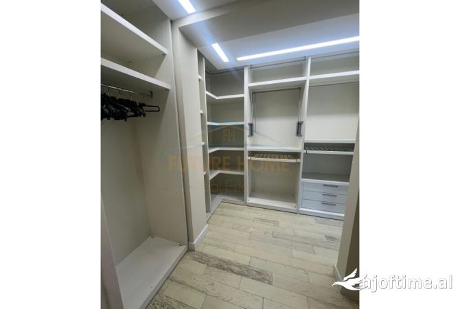 Shtepi me qera Apartament ne Tirane, 3+1, Mobilimi Pjeserisht e mobiluar, Pagesa 2,000  Euro.