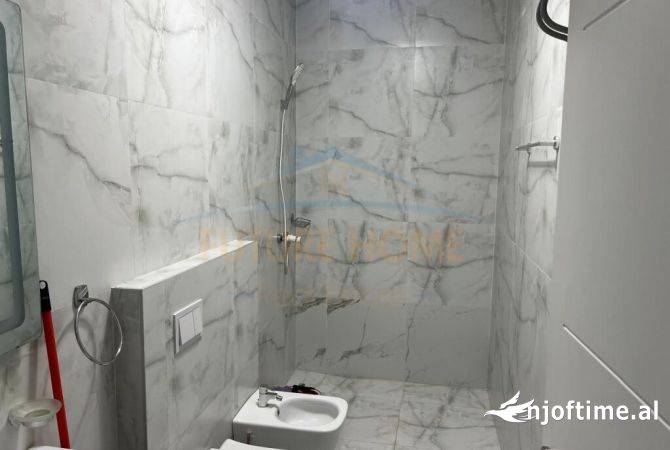 Shtepi ne shitje Papafingo(kati i catise) ne Tirane, 2+1, Mobilimi E mobiluar, Pagesa 193,000  Euro.