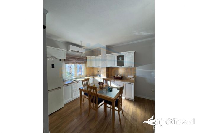 Shtepi ne shitje Apartament ne Tirane, 2+1, Mobilimi E mobiluar, Pagesa 160,000  Euro.