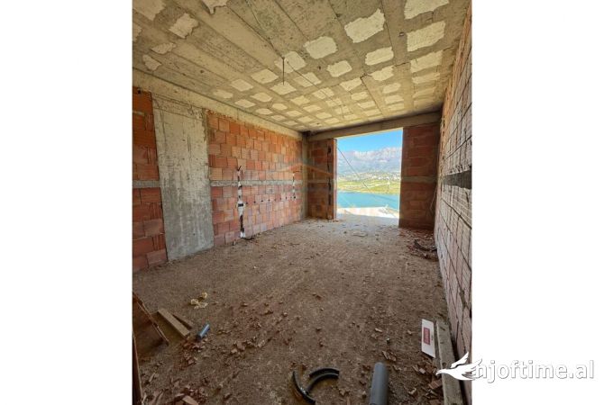 Shtepi ne shitje Vila Luksoze ne Tirane, 3+1, Mobilimi Bosh, pa mobiluar, Pagesa 450,000  Euro.