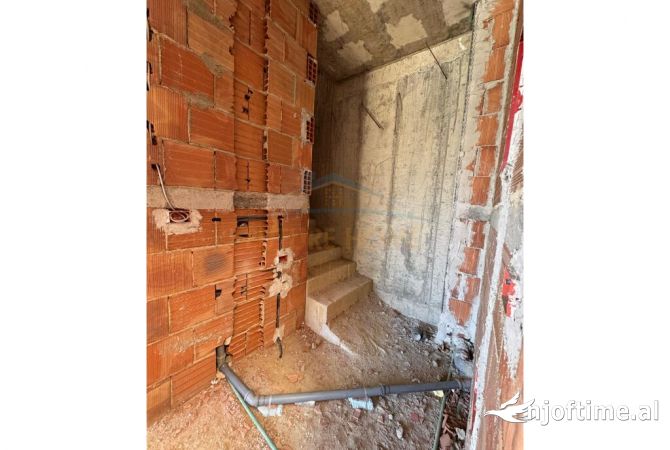 Shtepi ne shitje Vila Luksoze ne Tirane, 3+1, Mobilimi Bosh, pa mobiluar, Pagesa 450,000  Euro.