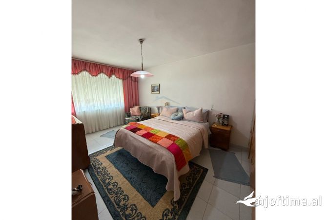 Shtepi me qera Apartament ne Tirane, 3+1, Mobilimi E mobiluar, Pagesa 550  Euro.