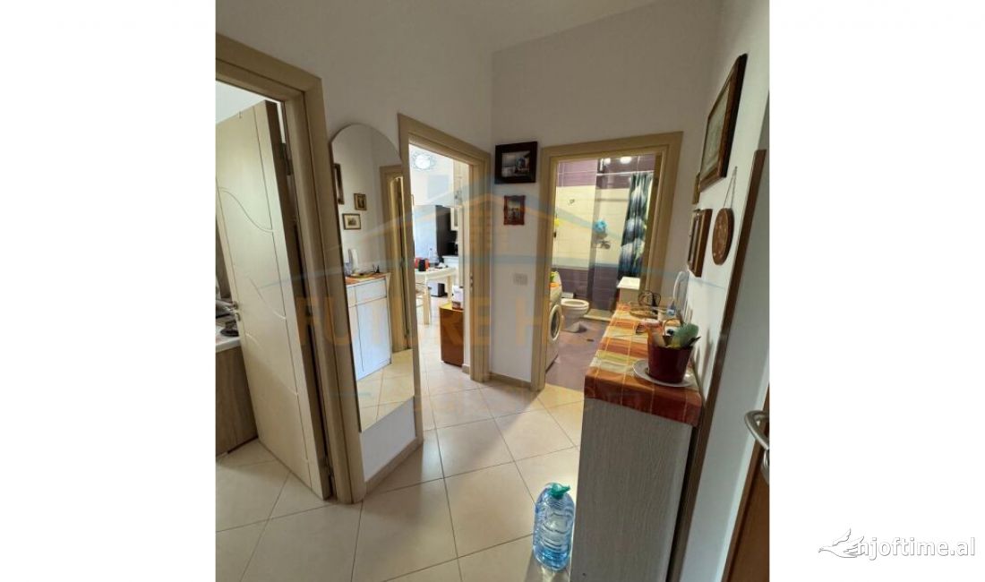 Shtepi ne shitje Apartament ne Tirane, 1+1, Mobilimi Pjeserisht e mobiluar, Pagesa 150,000  Euro.