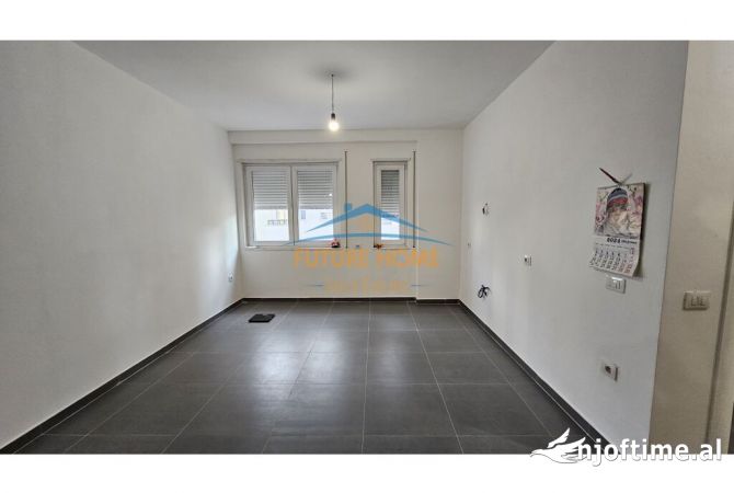 Ambient biznesi me qera 3+1 ne Tirane - 1,000 Euro