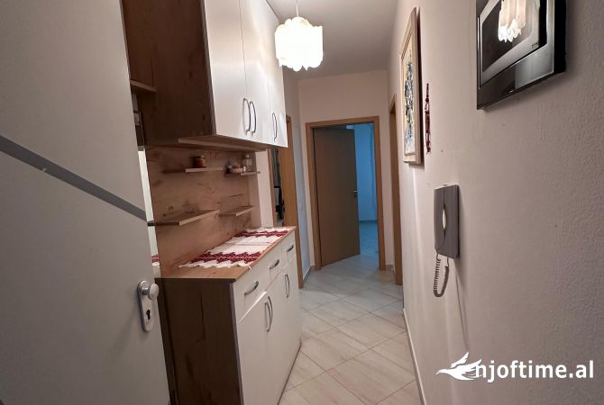 Shtepi me qera Apartament ne Tirane, 1+1, Mobilimi E mobiluar, Pagesa 520  Euro.