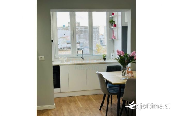 Shtepi ne shitje Apartament ne Tirane, 1+1, Mobilimi E mobiluar, Pagesa 248,000  Euro.