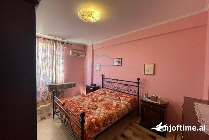 Shtepi ne shitje Apartament ne Tirane, 3+1, Mobilimi E mobiluar, Pagesa 185,000  Euro.