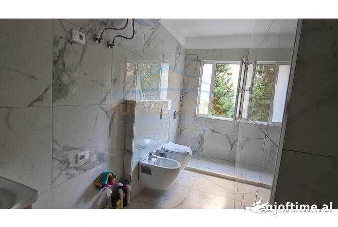 Shtepi ne shitje Apartament ne Tirane, 1+1, Mobilimi E mobiluar, Pagesa 160,000  Euro.