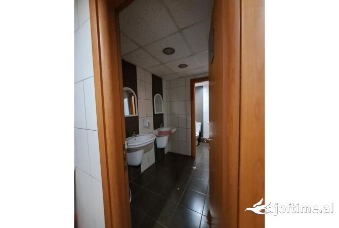 	Qera, Ambjent per Zyra tek Selvia, Godine Biznesi