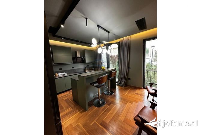 Shtepi ne shitje Apartament ne Tirane, 3+1, Mobilimi E mobiluar, Pagesa 1,050,000  Euro.