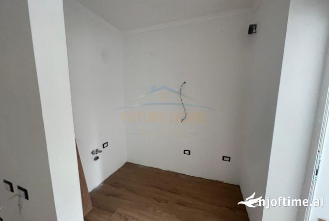 Shtepi ne shitje Apartament ne Tirane, Garsoniere, Mobilimi Bosh, pa mobiluar, Pagesa 60,000  Euro.