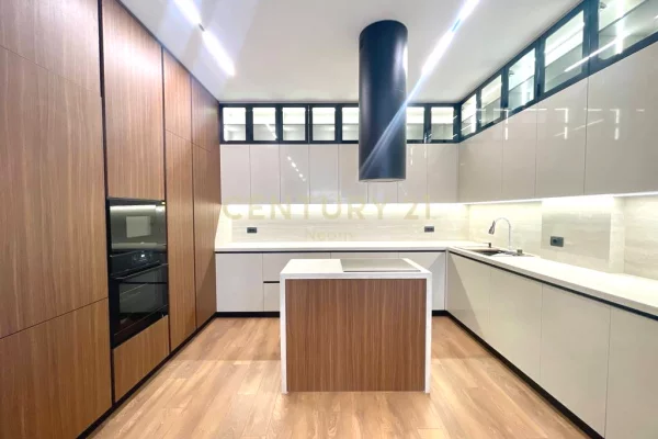 Shtepi me qera Vila Luksoze ne Tirane, 4+1, Mobilimi E mobiluar, Pagesa 4,000  Euro.