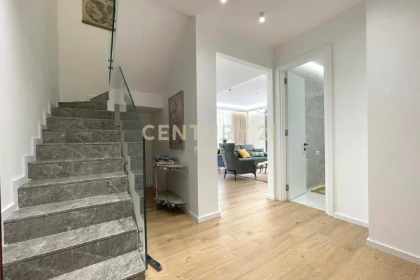 Shtepi me qera Duplex(shtepi me 2 kate) ne Tirane, 3+1, Mobilimi E mobiluar, Pagesa 2,300  Euro.