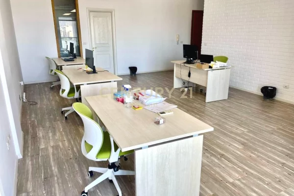 Ambient biznesi me qera 3+1 ne Tirane - 1,600 Euro