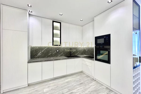 Shtepi me qera 3+1 ne Tirane - 1,300 Euro