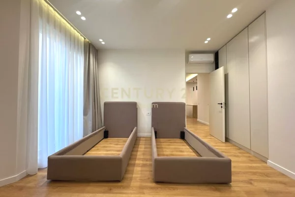 Shtepi me qera Apartament ne Tirane, 2+1, Mobilimi E mobiluar, Pagesa 2,200  Euro.