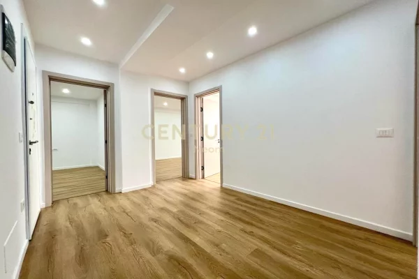 Ambient biznesi me qera 3+1 ne Tirane - 1,100 Euro