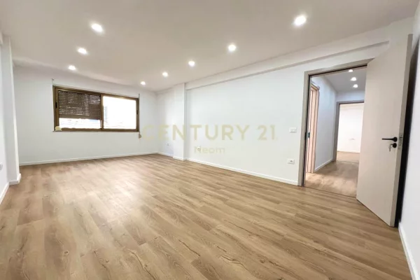 Ambient biznesi me qera 3+1 ne Tirane - 1,100 Euro