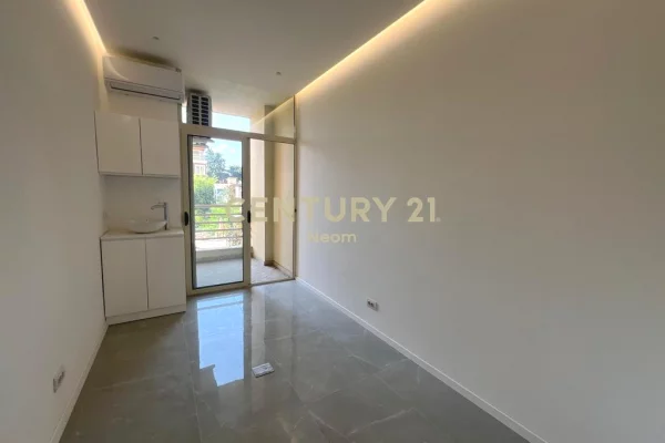 Qira,Ambjent Biznesi 140 M2 prane Zogut te Zi