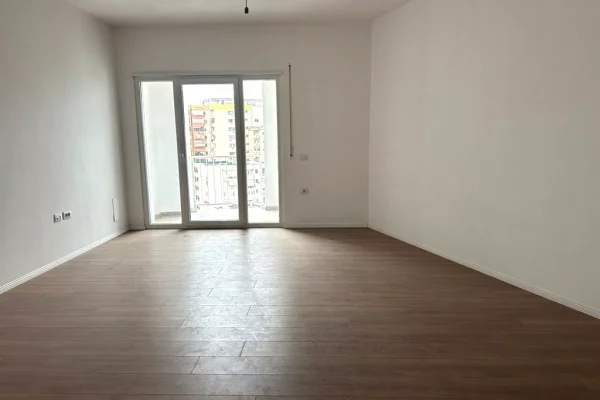 Shesim apartament 2+1+2 në Rrugën Barrikadave